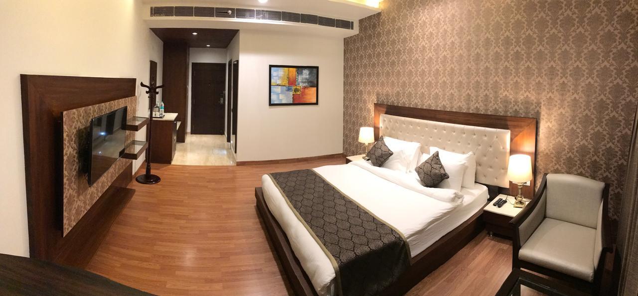 Hotel Imperia Suites Джаландхар Екстер'єр фото